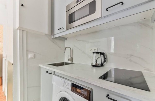 Combat Apartment | Independent flat: canal st martin&trains stations!