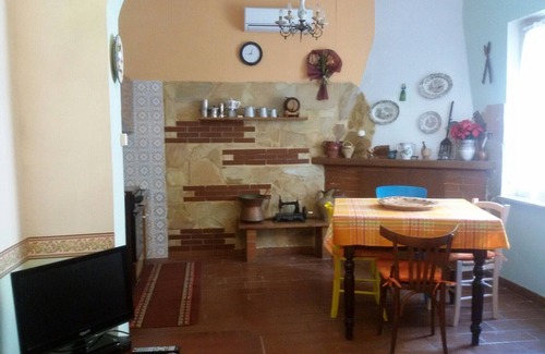Mosciano Sant'Angelo House | Independent apartment in a villa with garden