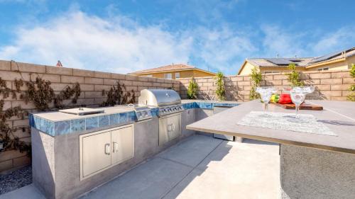 Terra Lago House | Indio Echo AvantStay Terra Lago Retreat Pool Firepit Outdoor Kitchen