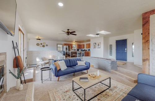 Albuquerque House | 🏊‍♂️Indoor Heated Pool♨️Hot Tub♨️Sauna, Foosball🧳Sleeps 18🌄Mtn Views
