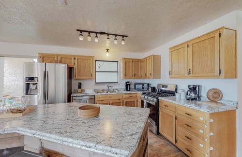 Albuquerque House | 🏊‍♂️Indoor Heated Pool♨️Hot Tub♨️Sauna, Foosball🧳Sleeps 18🌄Mtn Views