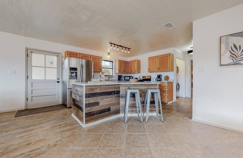 Albuquerque House | 🏊‍♂️Indoor Heated Pool♨️Hot Tub♨️Sauna, Foosball🧳Sleeps 18🌄Mtn Views
