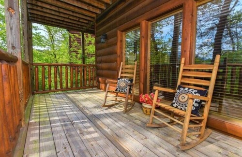 Sevierville Apartment | INDOOR/OUTDOOR POOL, IN BEST RESORT. CLOSE TO MAJOR ATTRACTIONS!n