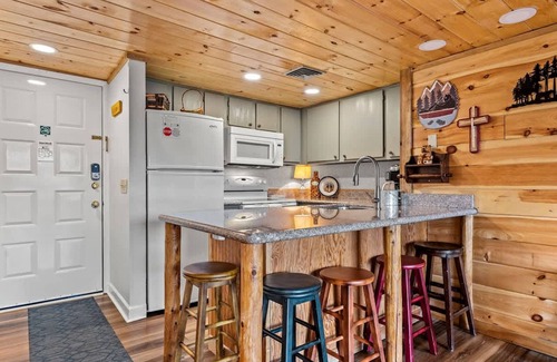 Gatlinburg - Pigeon Forge Apartment | Indoor Pool Sleeps 7 Mountain Views Playground