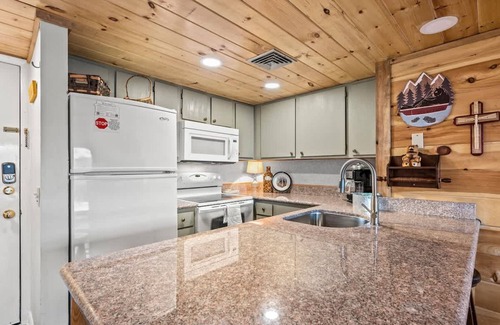 Gatlinburg - Pigeon Forge Apartment | Indoor Pool Sleeps 7 Mountain Views Playground