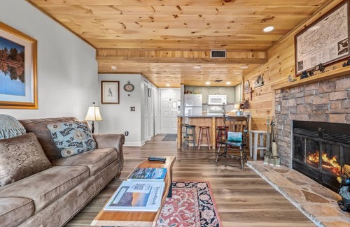 Gatlinburg - Pigeon Forge Apartment | Indoor Pool Sleeps 7 Mountain Views Playground