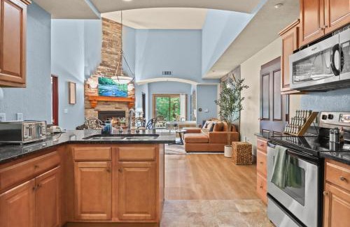 Wisconsin Dells Apartment | Indoor Water Park - Game Rm - Mins to Downtown - Jacuzzi