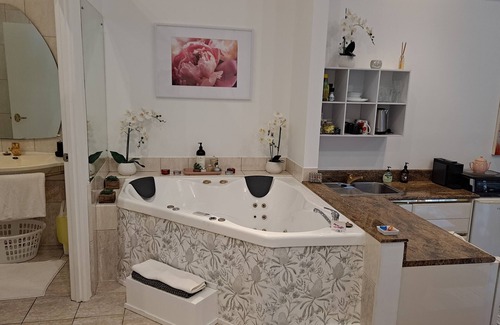 Eagle Heights Ski Chalet | Indulge A While Chalet on Gallery Walk Tamborine Mountain