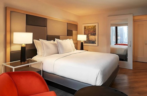 Streeterville Hotel | Indulge in Home Like Comfort! Parking, Onsite Pool, Close to Navy Pier