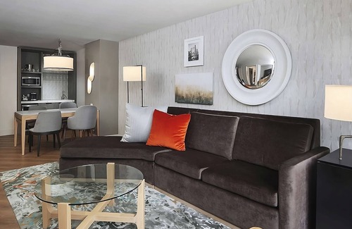 Streeterville Hotel | Indulge in Home Like Comfort! Parking, Onsite Pool, Close to Navy Pier