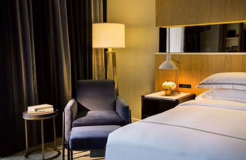 Bloor-Yorkville Hotel | Indulge in Luxury: Heated Indoor Pool, Dining Experiences & Pet-Friendly