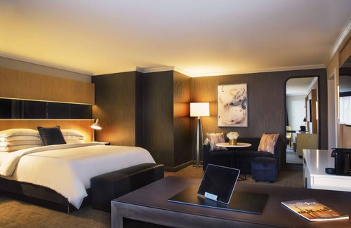 Bloor-Yorkville Hotel | Indulge in Luxury: Heated Indoor Pool, Dining Experiences & Pet-Friendly