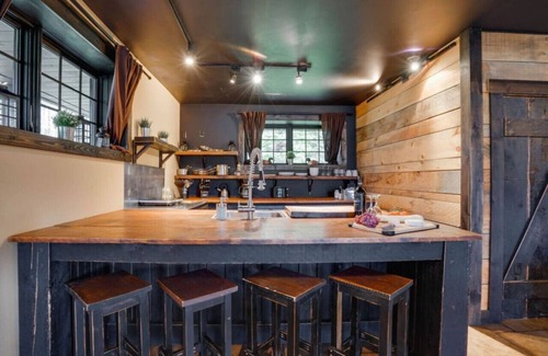 Cantley Apartment | Industrial Loft 1 | Hot Tub | Pool Table | Lake