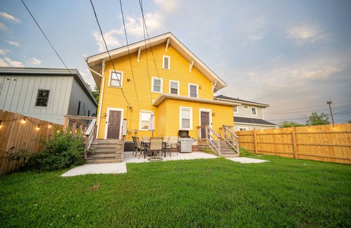 Mapleton/Fall Creek House | INDY Big House - 6 bedrooms w/Fenced Big Backyard
