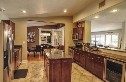Dover Shores West House | Infinity pool Luxury furnishings 48 amp level 2 E.V. charger