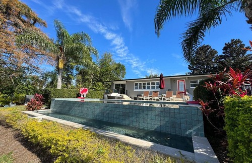 Dover Shores West House | Infinity pool Luxury furnishings 48 amp level 2 E.V. charger