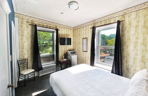 Bracebridge Hotel | Inn at the Falls