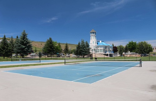 Harbor Village Condo | Inn Building Condo #106 Mountain View | 1 Bed, 1 Bath