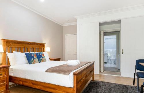 Reinscourt Bed & Breakfast | Inn The Tuarts Guest Lodge