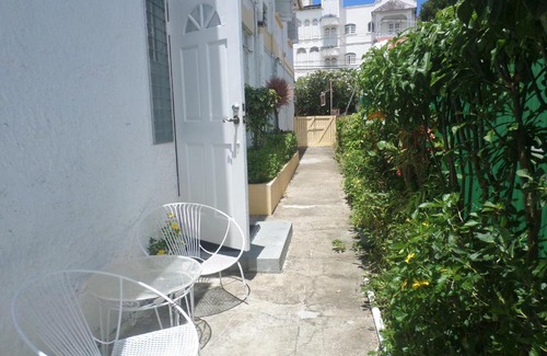 Old Trees Bay Apartment | Inniss Apartment By The Beach