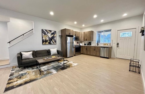 South Tacoma House | Insta-worthy! 2 Bedroom Fancy Townhouse Duplex
