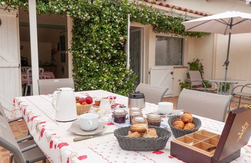Gueyze House | Intimate and Soothing "Jasmin" Room