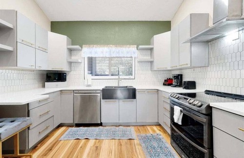 Haines City House | Into the woods - Spacious Retreat