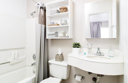 Hunt Club Hotel | Intown Suites Extended Stay West Palm Beach FL - Military Trail Rd