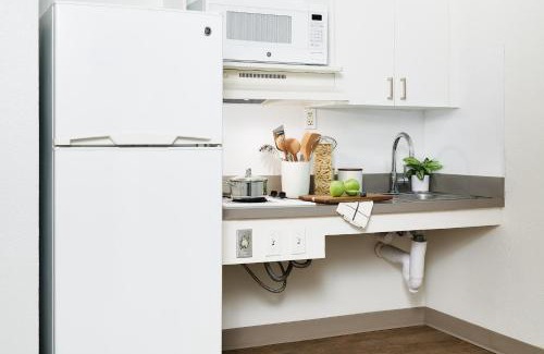 Hunt Club Hotel | Intown Suites Extended Stay West Palm Beach FL - Military Trail Rd