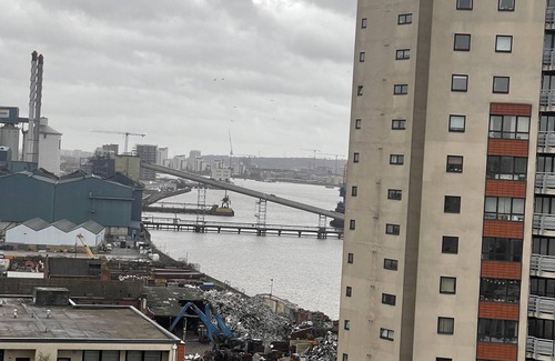 Royal Docks Apartment | Inviting 2-bed Apartment in London