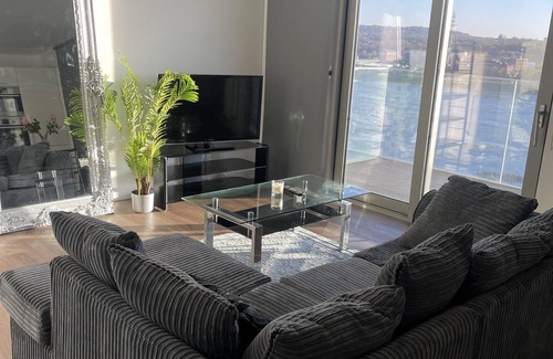 Royal Docks Apartment | Inviting 2-bed Apartment in London