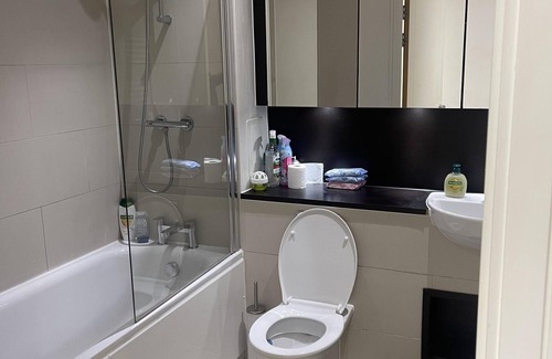 Royal Docks Apartment | Inviting 2-bed Apartment in London