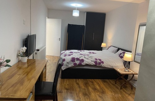 Heathrow Villages House | Inviting 2-bed Apartment Near Heathrow