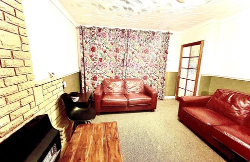 Birmingham House | Inviting 2-bed House in Birmingham