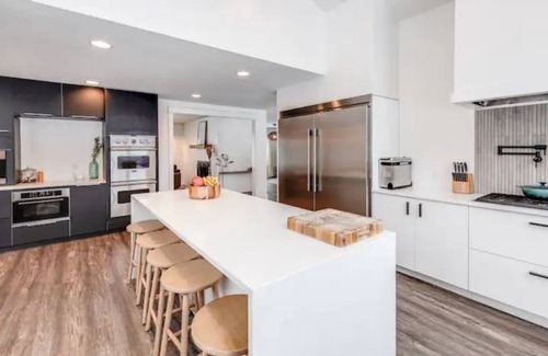 Navarre House | Inviting 6 Bedroom House with Pool, Sauna.