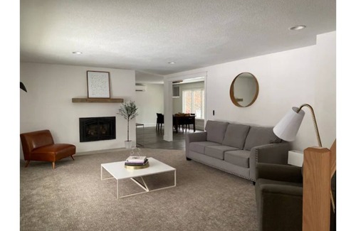 Navarre House | Inviting 6 Bedroom House with Pool, Sauna.