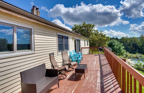 Berne House | Inviting Berne Getaway w/Deck - Pets Welcome!