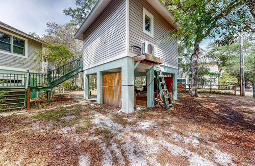 Bell House | Inviting dog-friendly home + bungalow w/ boat ramp
