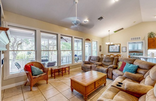 Bell House | Inviting dog-friendly home + bungalow w/ boat ramp