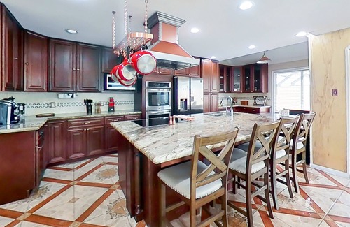 Mission Bend House | Inviting house with sauna, patio, central AC, washer/dryer, and full kitchen