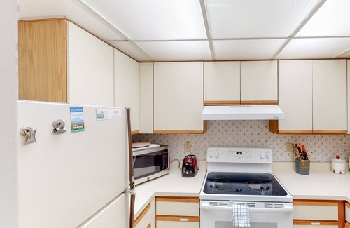 Warren Condo | Inviting & secluded condo with a balcony - short hike to Mad River, near skiing