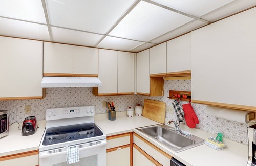 Warren Condo | Inviting & secluded condo with a balcony - short hike to Mad River, near skiing