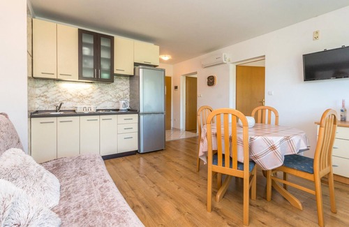 Banj Apartment | Inviting vacation apartment right by the sea for a wonderful vacation.