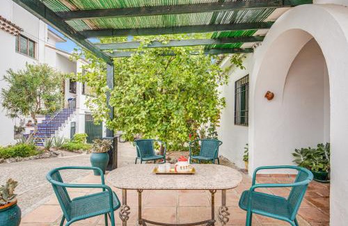 Baena House | -Iponubahomes- Céntrica casa con jardín y chimenea