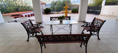 Salamis House | Irida Suite