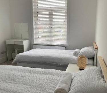 Southsea House | Iris Home in Southsea FREE street parking and pets welcome