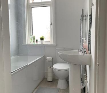 Southsea House | Iris Home in Southsea FREE street parking and pets welcome