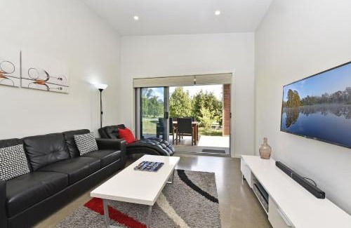 Pokolbin Villa | Ironbark Hill Villa 3 Saperavi