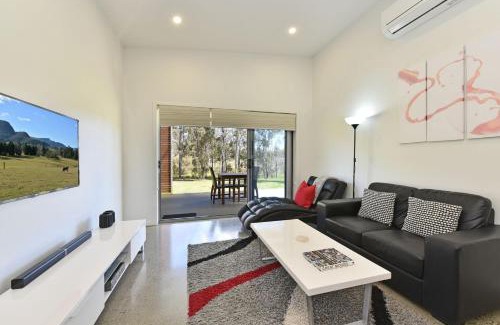 Pokolbin Villa | Ironbark Hill Villa 4 Novato