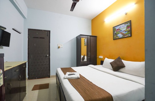 Kukatpally Housing Board Colony Hotel | iROOMZ Grand Aarvi Suites